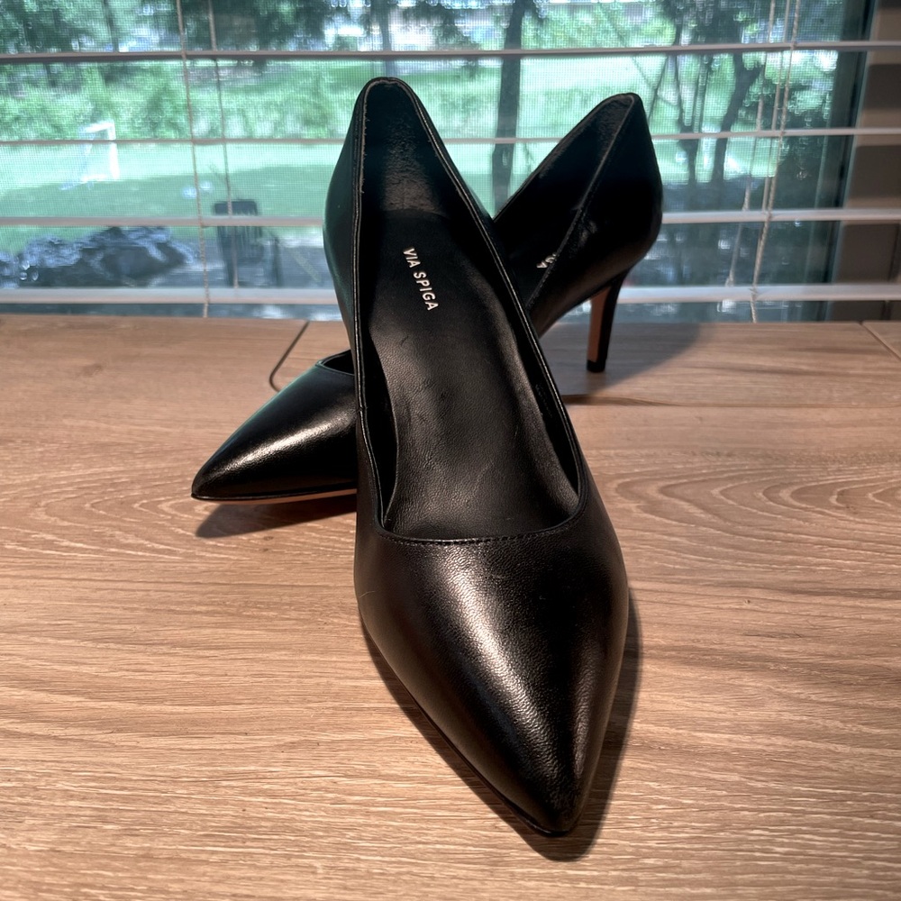 Vía Spiga Pump / Leather Upper / Color: Black / 3” heel / Size: 5.5M